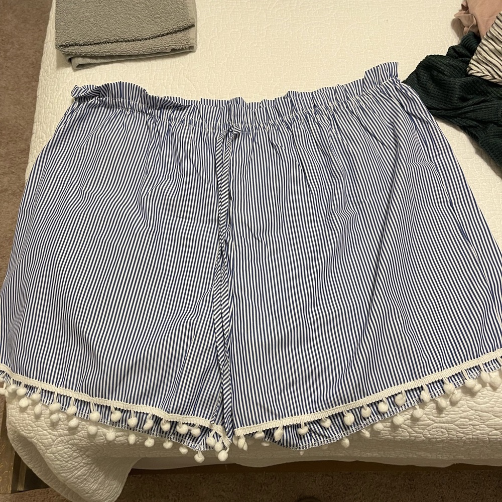 Stretch waist stripe shorts with pompoms